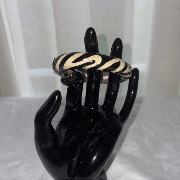 Diane Von Furstenberg Black/Cream Animal Print Enamel Hinge Bracelet Bangle Vtg - Picture 1 of 6